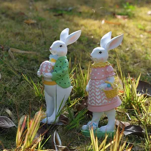 Figuras de conejito de Pascua con huevos de colores sobre hierba verde al aire libre