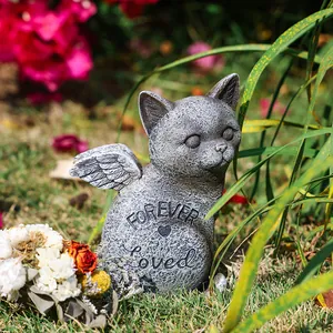 Détail d'une pierre commémorative de chat ailé avec gravure 'Forever Loved' au jardin
