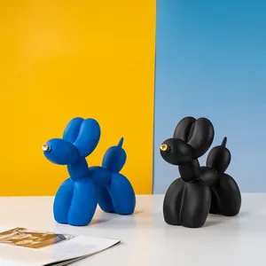 Vue détaillée des statues de chien ballon noir mat et bleu avec accents dorés au nez