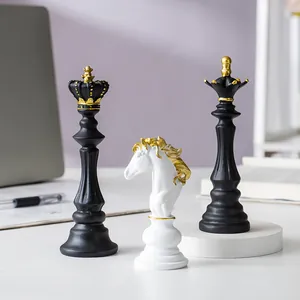 Moderne Schachfiguren-Statuen aus Harz in Schwarz und Weiß mit edlen goldenen Details