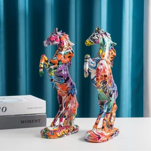 Set graffiti paardenbeeldjes in springende houding voor modern interieurdecor