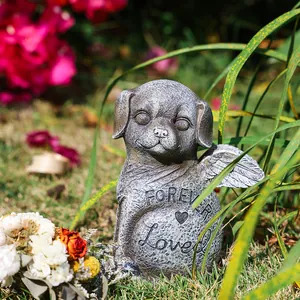 Détail de la statue d'ange pour chien en résine avec gravure Forever Loved et texture pierre