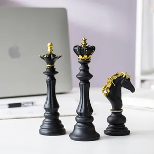 Dreiteiliges Schachfiguren-Dekoset in Schwarz und Gold mit König, Königin und Springer