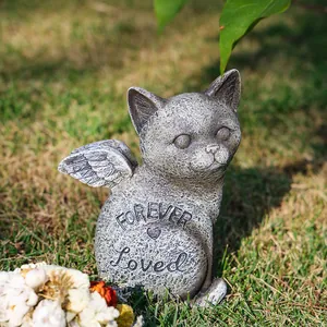 Détail de la pierre commémorative chat ange en résine avec texte Forever Loved au jardin