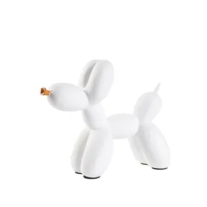 Sculpture moderne chien ballon en résine blanc mat avec nez doré pour décor minimaliste