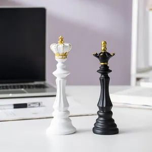 Künstlerische Schachfiguren-Set aus Harz mit weißem König und schwarzer Dame in Gold