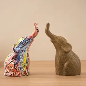Sculptures d'éléphants en résine avec graffiti coloré et finitions en grain de bois