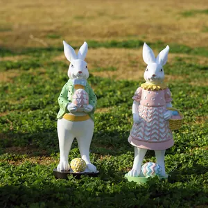 Figuras de conejitos de Pascua con huevos coloridos para decoración de jardín y patio