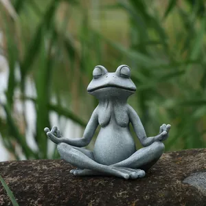 Dettaglio statua di rana in meditazione con texture in granito e posa yoga da giardino