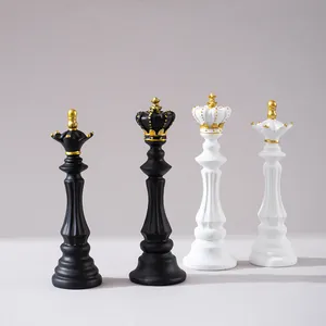 Detailansicht der Schachfiguren König und Königin aus Harz mit edlen Goldakzenten