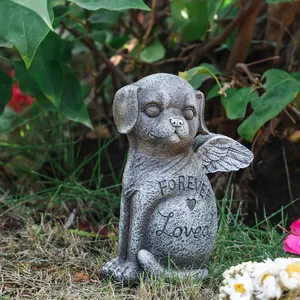 Détail de la statue commémorative pour chien avec gravure Forever Loved sur l'herbe