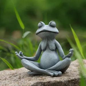 Dettaglio della statua da giardino rana in meditazione con trama in pietra fine