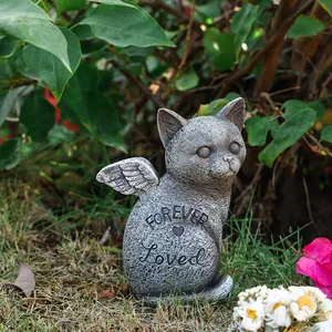 Détail de la stèle commémorative chat ange avec texte Forever Loved sur herbe de jardin