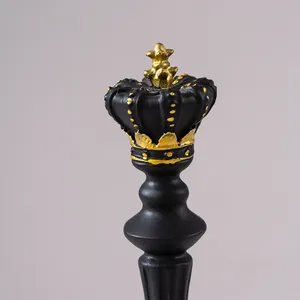 Detailansicht einer mattschwarzen Schachfigur aus Harz mit goldener Kronen-Verzierung