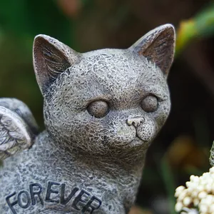 Vue détaillée d'une statue de chat ange en résine avec gravure Forever pour jardin