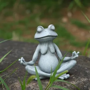 Dettaglio della statua di rana Zen con trama in pietra per l'arredo da giardino