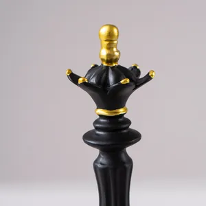 Detaillierte Nahaufnahme der matt-schwarzen und goldenen Schachfigur aus Kunstharz