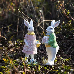 Detalle de dos estatuas de conejitos de Pascua en resina con decoraciones pintadas a mano
