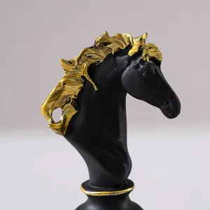Detail einer matt schwarzen und goldenen Springer-Schachfigur aus Harz mit modernem Pferdekopf