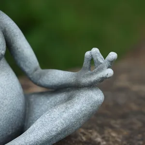 Macro della trama in pietra e posa mudra della statua di rana in meditazione zen