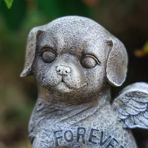 Détail d'une pierre commémorative pour chien ange avec gravure Forever dans un jardin