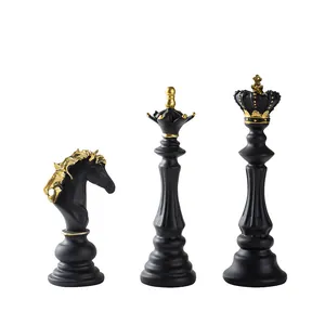 Künstlerisches Schachfiguren-Set mit König, Königin und Springer in Schwarz und Gold-Finish