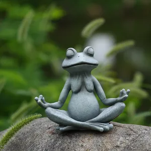 Dettaglio della statua da giardino rana in meditazione con trama effetto pietra