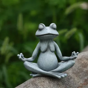 Dettaglio macro di una statua di rana in meditazione con consistenza di pietra