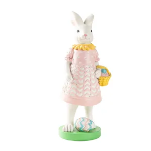 Figura de conejo de Pascua con vestido rosa y cesta de huevos para decorar jardín