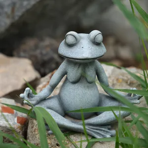 Dettaglio ravvicinato di una statua di rana meditante da giardino con texture in pietra