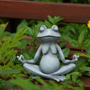 Dettaglio della statua di rana in meditazione con finitura in pietra su panca