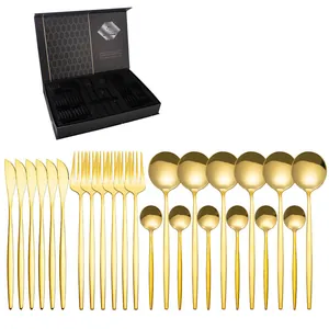 Détail d'un ensemble de 24 couverts dorés en acier poli avec un coffret cadeau noir