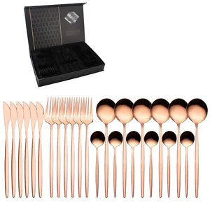 Ménagère de 24 pièces en acier inoxydable or rose présentée dans un coffret cadeau noir de luxe