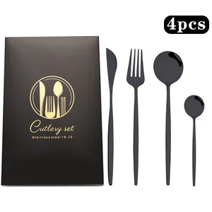 Détail d'un ensemble de 4 couverts en acier inoxydable noir mat dans un coffret