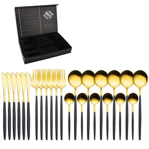 Détail du service de couverts 24 pièces noir et or dans son coffret cadeau gaufré