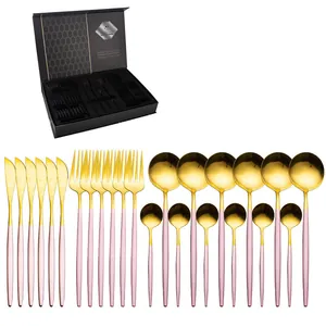 Vue détaillée du service de couverts 24 pièces rose et or dans son coffret cadeau noir