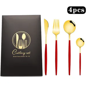 Détail du service de couverts 4 pièces rouge et or avec une élégante boîte cadeau noire