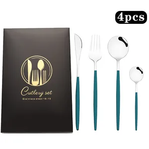 Détail du set de couverts 4 pièces en acier 18-10 avec manches vert menthe et coffret
