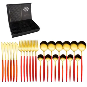 Détail de la ménagère 24 pièces rouge et or avec fourchettes, couteaux et cuillères en coffret