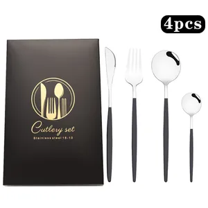 Détail du service de couverts 4 pièces en acier inoxydable noir mat et argent avec coffret