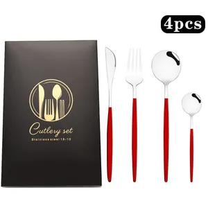 Détail du service de couverts en acier inox rouge et argenté en boîte cadeau