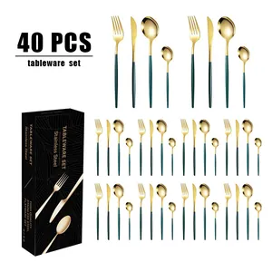 Détail du service de couverts 40 pièces doré avec manches vert foncé et boîte cadeau