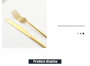 Detalle de cerca de cuchillo y tenedor de acero inoxidable dorado con acabado pulido
