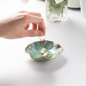 Keramik Lotus Schmuckschale in Vintage-Grün mit Goldohrringen und Perlenring