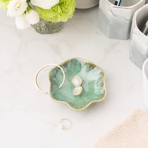 Makro-Detail des nordischen Lotus-Keramik-Schmucktabletts mit Wellenrand und blauem Glasur