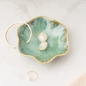 Nordisches Keramik-Lotustablett mit goldenen Ohrringen und Perlenringen Set