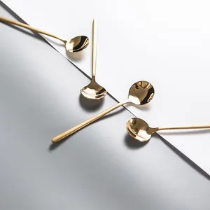 Lot de quatre cuillères minimalistes en acier inoxydable doré à long manche pour café
