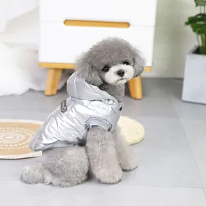 Silberne Metallic-Hundejacke mit Kapuze, warmer Wattierung und Leder-Aufnäher