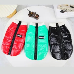 Gilets rembourrés imperméables pour animaux en rouge, vert et noir avec fermeture éclair