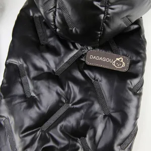 Makroaufnahme der schwarzen glänzenden gesteppten Haustierjacke mit Leder-Logo-Patch